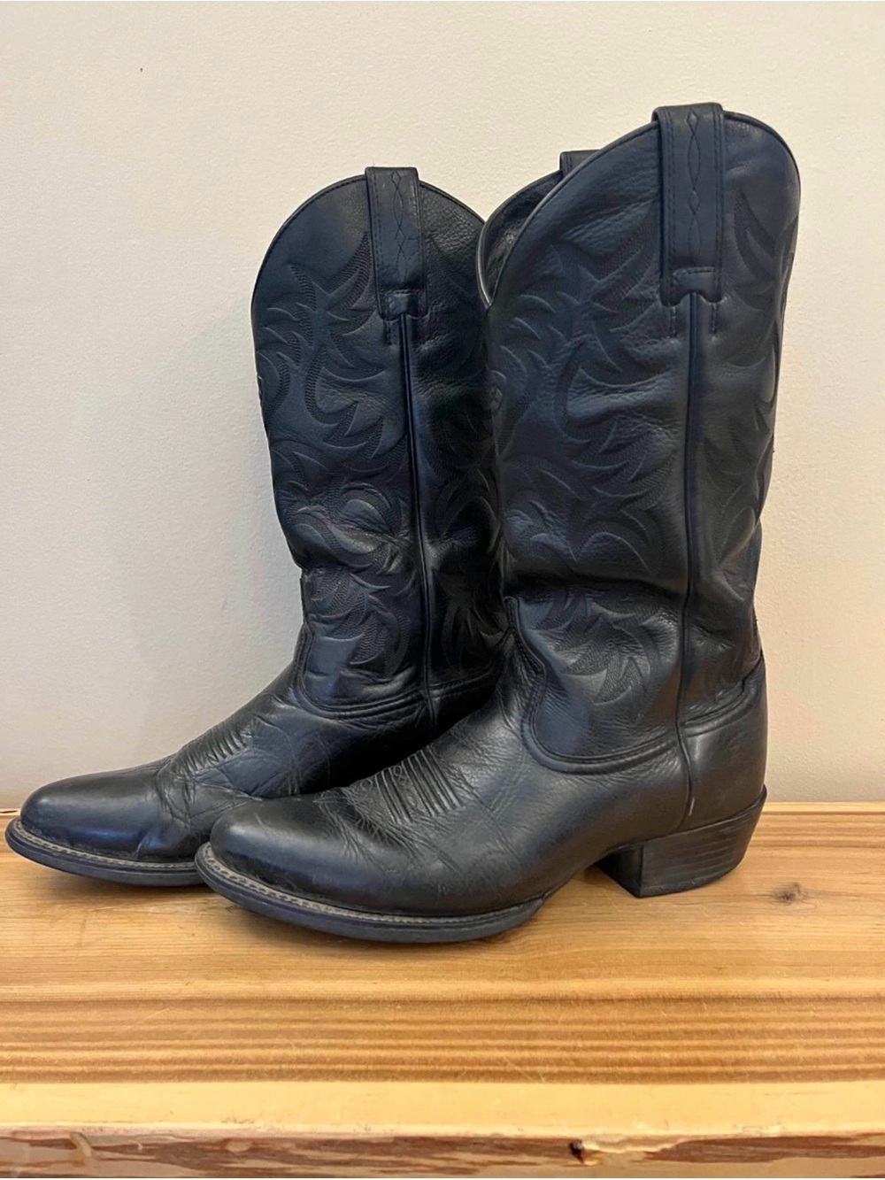 Ariat Black Leather Western Cowboy Boots with Embroidered Shaft